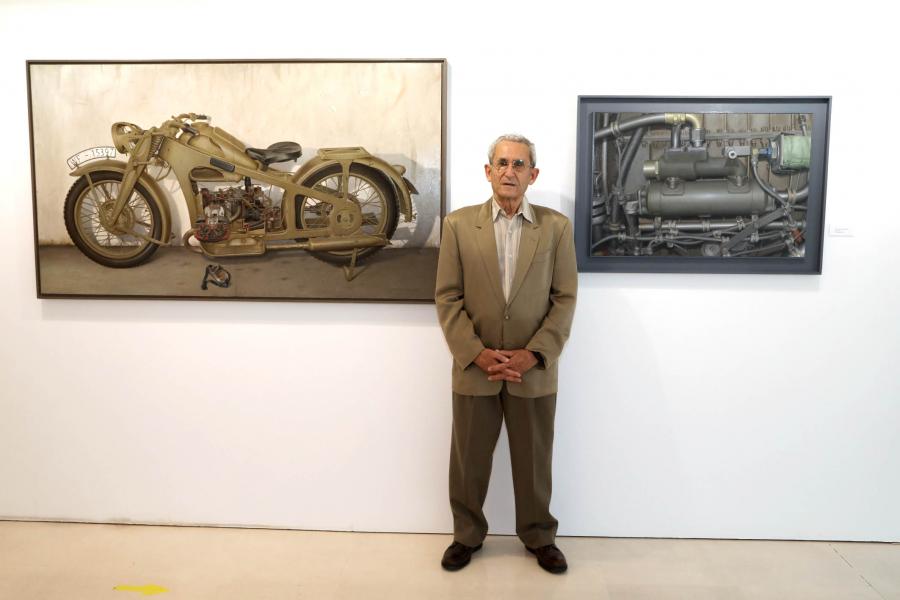 El artista con dos de sus cuadros - 2021