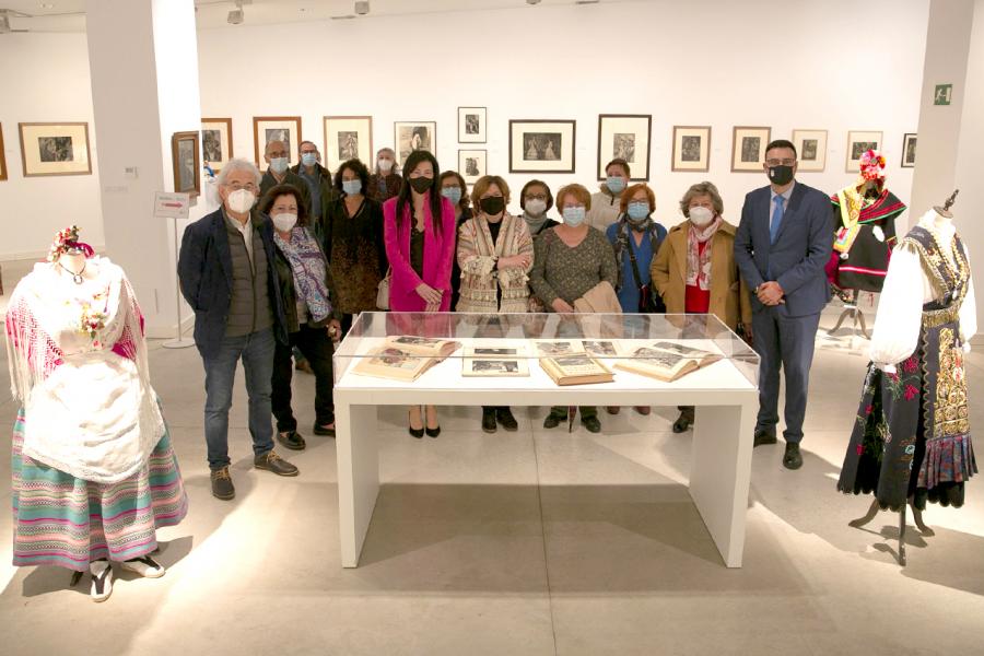 Concejal Miguel Angel Arranz Milons y Paricipantes.  Inauguración Exposición "Tradición y Atuendo de Ortiz Echagüe" - 2020