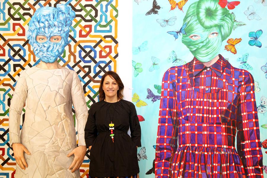 Ángeles Agrela (artista) con dos de sus obras - 2019