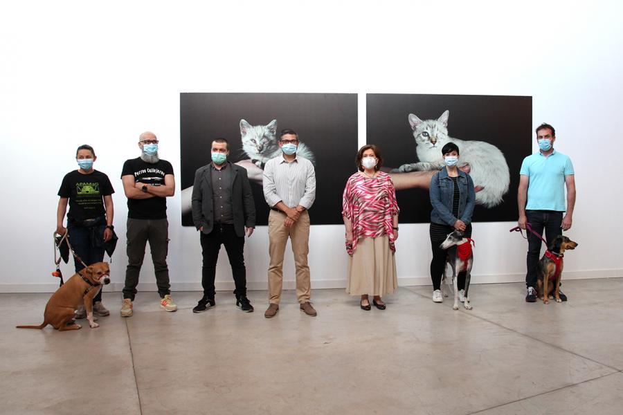 Rafael Sánchez, Rosario Tamayo, expositores y participantes. Inauguración Exposición "Invisibles" en el Centro de Arte - 2020