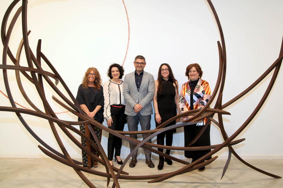 Mar Solís ( artista ) y autoridades en la Inauguración - 2020