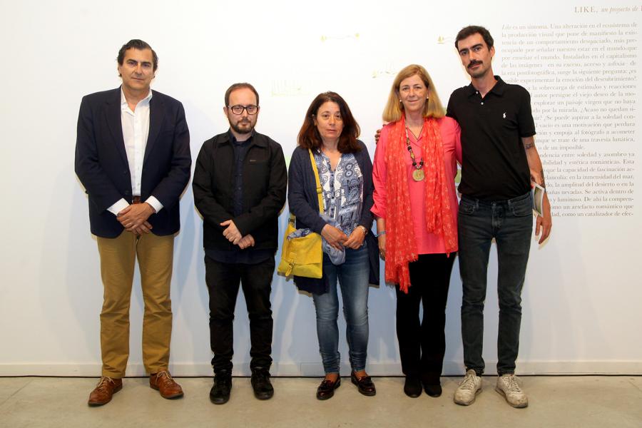Inauguración Exposiciones de Iñaki Gonzalo "Gradiente" y Eduardo Nave "Like" en el Centro de Arte - El autor y las autoridades.