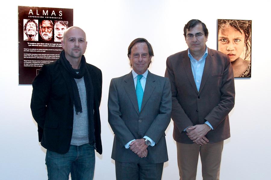 Inauguración Exposición Fotográfica Almas en el Patio de Encuentros - Posado del autor y las autoridades.