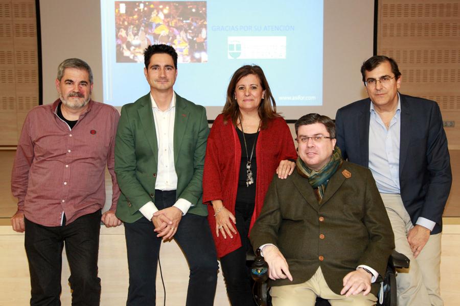 Entrega por parte de FAMMA del galardón Cabalgata Accesible -    Las autoridades y  el personal de la asociación.