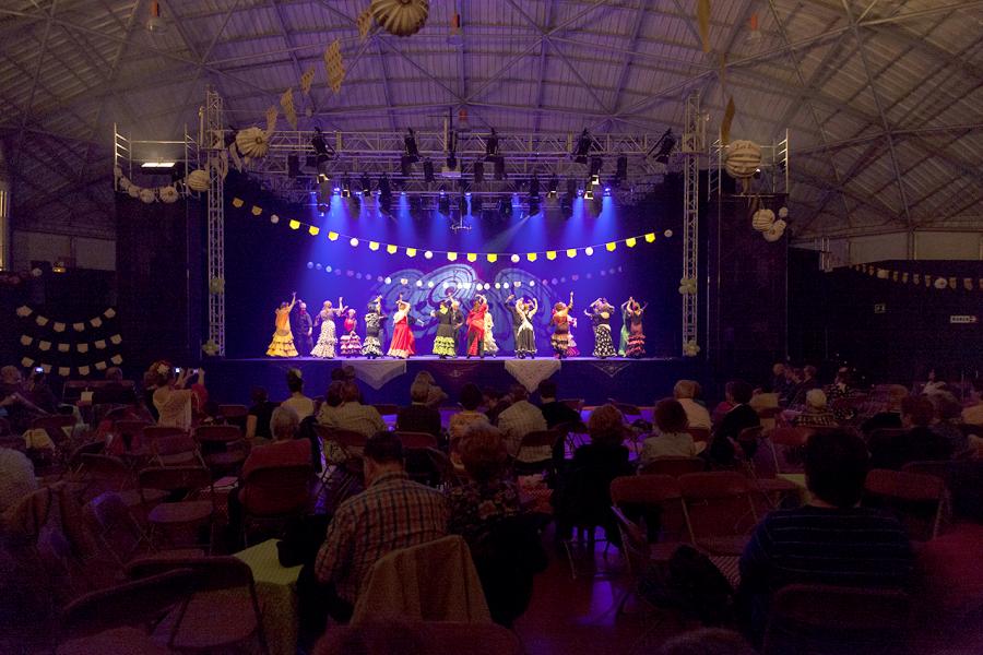Feria de Abril de Alcobendas 2017 - Imagen de personas bailando sevillanas en el escenario visto desde lejos.