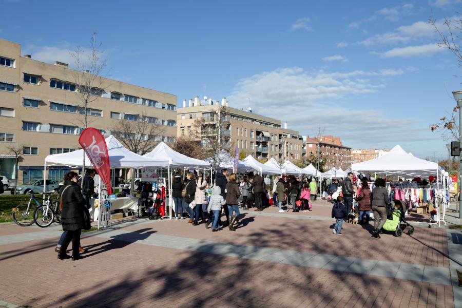 Feria de Compras al Aire Libre en el Paseo de Valdelasfuentes - Imagen general de la feria.