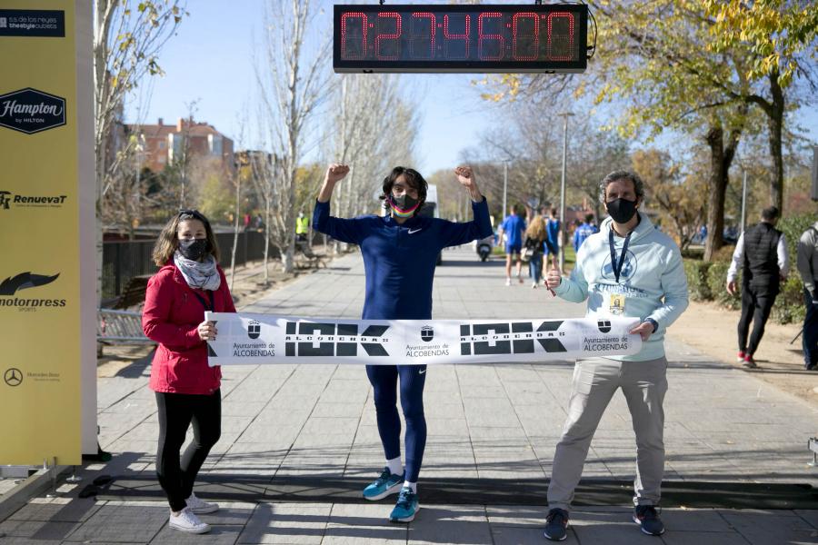 Fernando Carro Gana 10K con la Mejor Marca Española de la Historia en 10 Km - Imagen de atletas posando en la línea de meta.