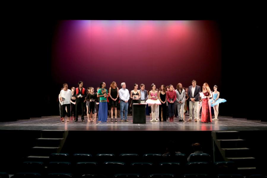 Festival Internacional de Danza y Artes Escénicas ADAE Ciudad de Alcobendas - Posado grupal de autoridades y artistas.