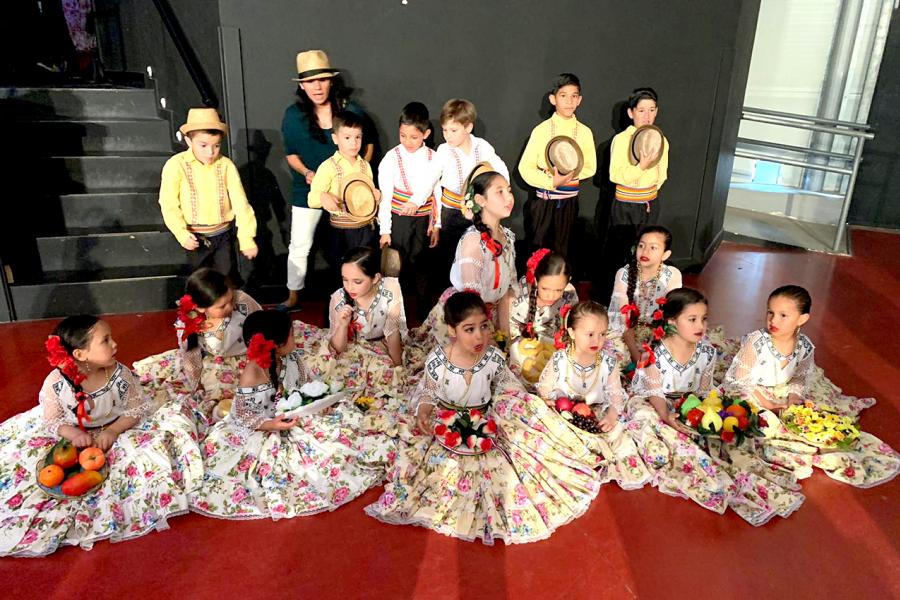 Niños con trajes típicos. Festival Cultural Folclórico 