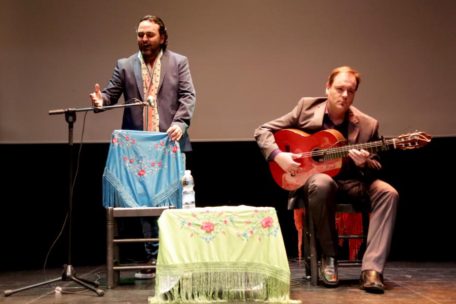 Conferencia Flamenca por el Día de Andalucía con Actuaciones - Imagen de actuación flamenca, guitarrista y cantante.