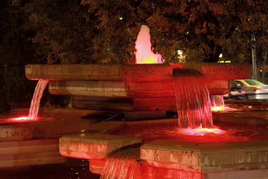 Iluminación de Fuente por el Día del Cancer de Mama - Imagen de fuente iluminada de color rosa.