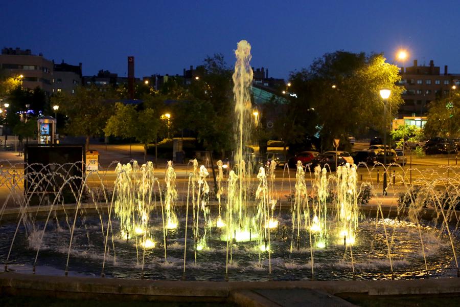 Fuente Iluminada por el Día de la Osteogénesis Imperfecta - Imagen durante la noche de la fuente en pleno funcionamiento y con su iluminación.