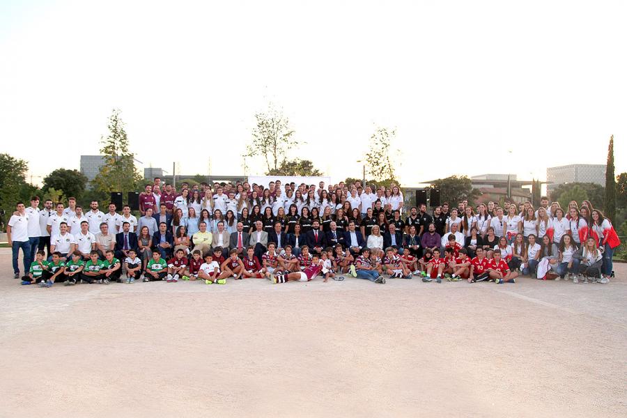Presentación de los Equipos FUNDAL 2017 - Posado de todos los equipos con el alcalde.