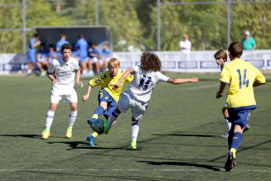 Jugadores de ambos equipos golpean a la vez el balón