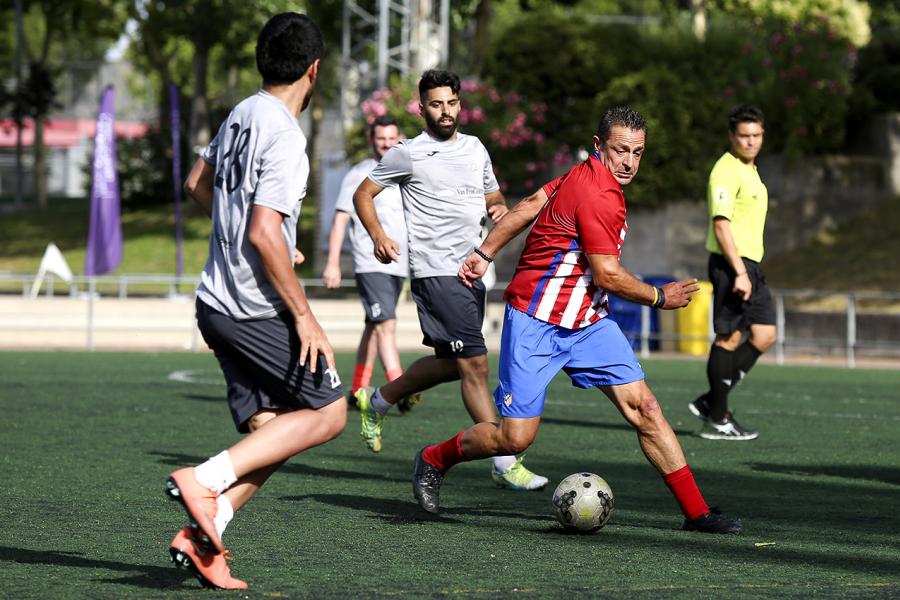 IIIer Torneo Interempresas Fútbol 7 - Varios jugadores regateando.