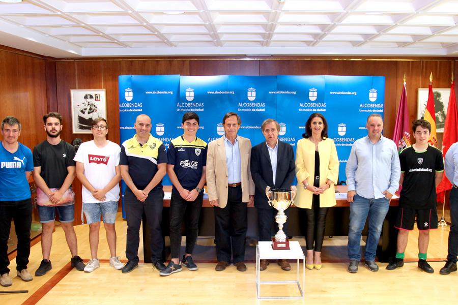 Presentación Copa Ibérica de Futsal - Posado del alcalde García de Vinuesa, la concejal Mar Rodríguez y Miguel Moraga, presidente del Alcobendas Futsal, con representantes de los equipos.  