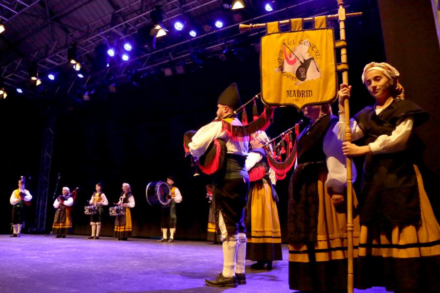 Encuentru de Gaites Asturianes en La Esfera - El grupo de gaitas con su estandarte.