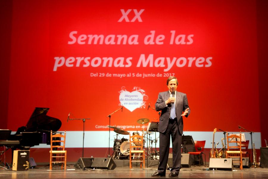 Semana del Mayor 2017 - Gala Homenaje a Nuestros Mayores - Imagen del alcalde García de Vinuesa dirigiéndose al público asistente desde el escenario.