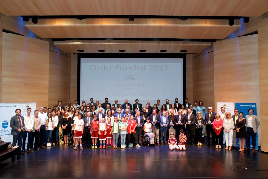 Gala Fundal 2017 - Imagen panorámica del escenario donde están las autoridades y todos los premiados.