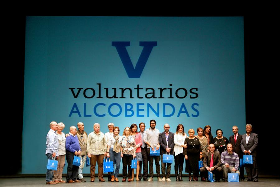 Gala del Voluntariado 2017 - Imagen de todos los homenajeados en el escenario.