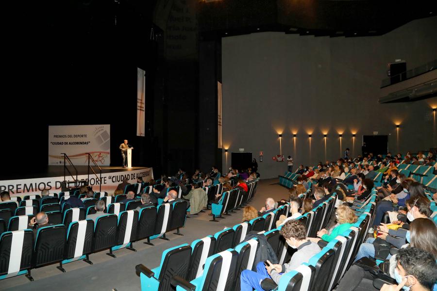 Gala del Deporte 2020 - Imagen panorámica donde vemos a parte del público asistente y a lo lejos el escenario.