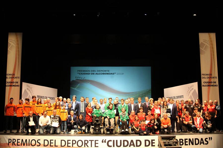 Gala del Deporte 2019 - Posado grupal de todos los deportistas premiados junto a la corporación municipal.