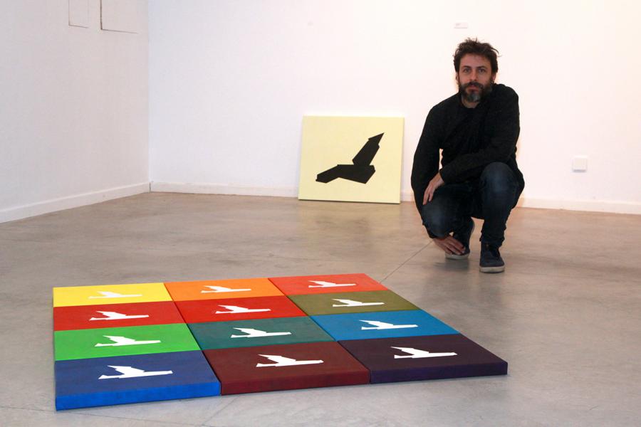 Inauguración Exposición de Gonzalo Elvira "12 Canciones Concretas" - Imagen del autor de Gonzalo Elvira delante de su obra.