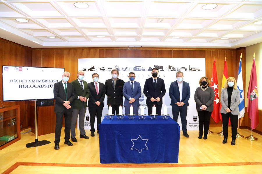 Homenaje a las Víctimas del Holocausto - Imagen de las autoridades reunidas para homenajear a las Víctimas del Holocausto Judío.