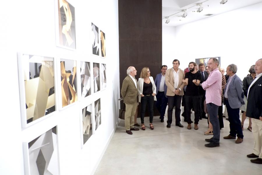 Inauguración Exposiciones de Carlos Vallejo y Nacho Martín - Uno de los artistas y el concejal.