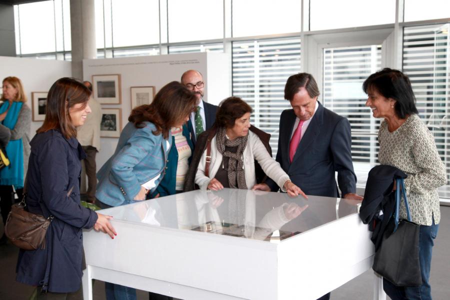 Inauguración Exposición "Cazando Imágenes con Miguel Delibes" -  El alcalde  y la s organizadoras.