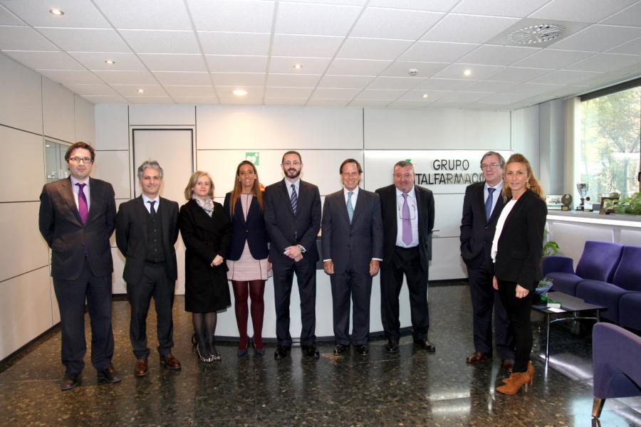 Visita a Empresas del Grupo Italfármaco - Imagen de grupo de las autoridades y directivos de la empresa.