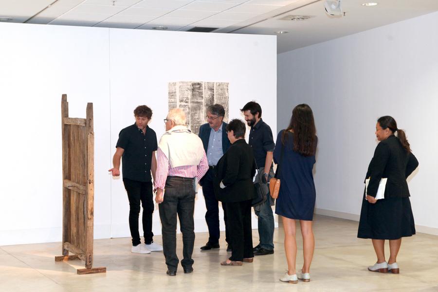  Javier Arce junto a visitantes a la Inauguración. 