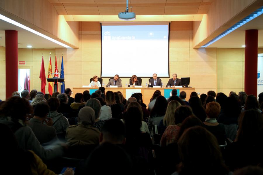 Jornada Presentación del Protocolo Local de Detección y Notificación de Situaciones de Desprotección y/o Maltrato Infantil - Imagen vista general del público asistente y de la mesa de ponentes.