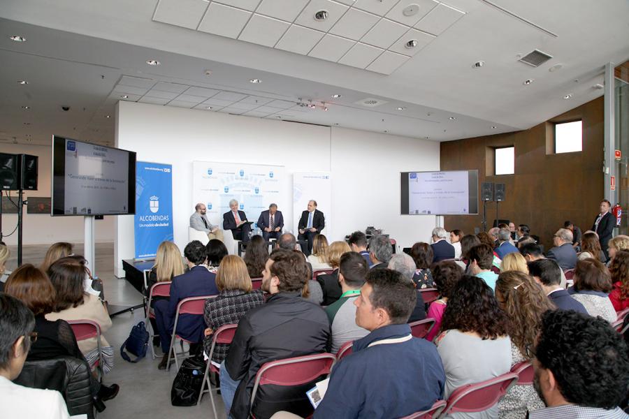 Inauguración "Jornada Generando Valor a través de la Innovación" -  Imagen lateral de los ponentes y el público.
