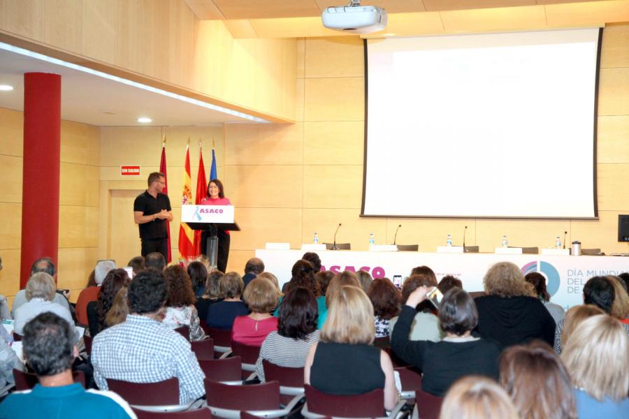 Vista del evento desde el fondo de la sala