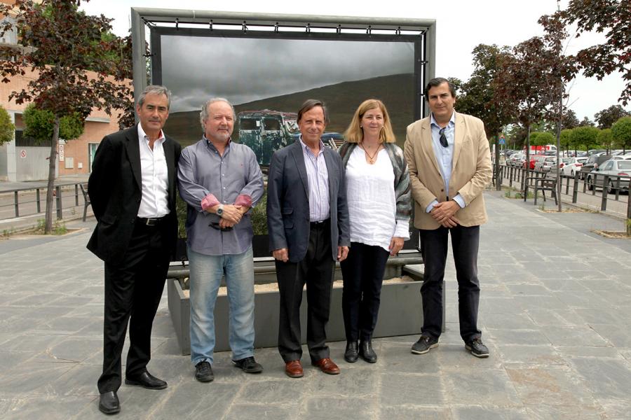 Alcalde Ignacio de Vinuesa, Directora Centro de Arte Belén Pool, Fotógrafo José́ María Mellado y Representantes del consistorio.