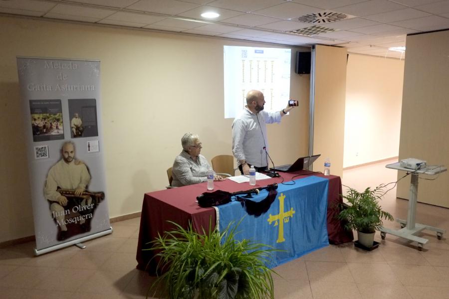 Semana Cultural Asturiana - Presentación del Libro de Juan Oliver - Imagen de la presentación del libro de Juan Oliver.