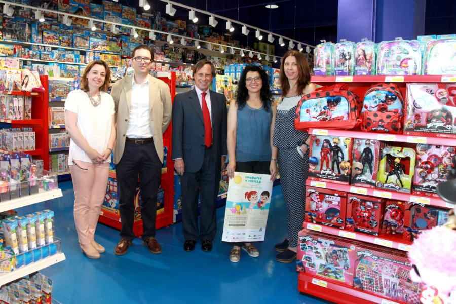 Visita a Juguettos - Posado de las autoridades y las responsables de Juguettos.