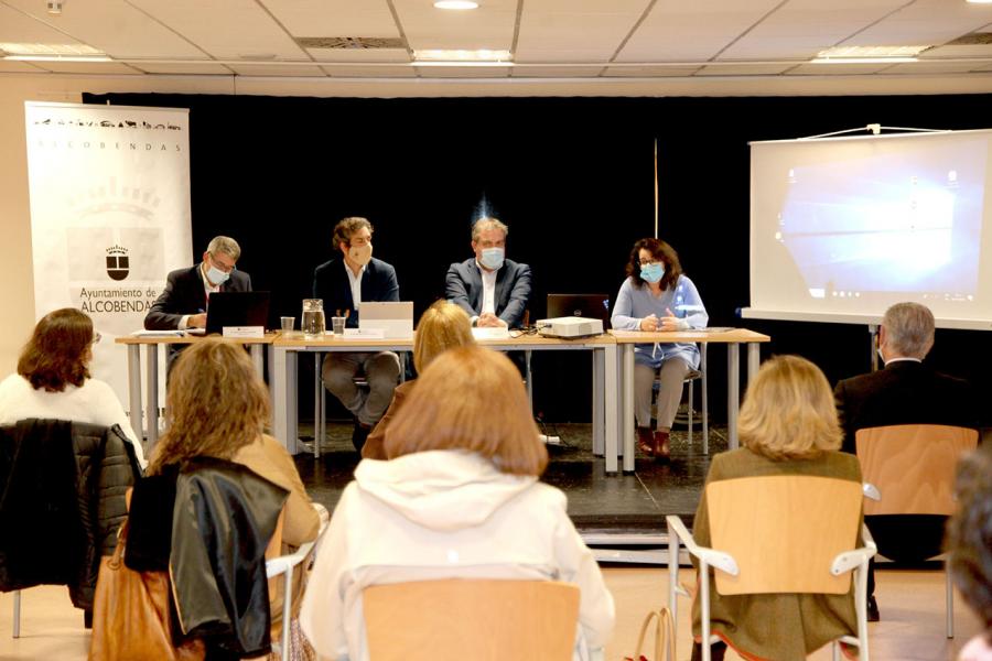 Junta Extraordinaria Distrito Urbanizaciones - Imagen de la mesa presidencial; presidida por Aitor Retolaza, presidente de Distrito y el público asistente.