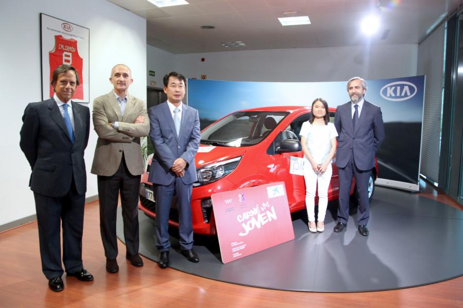 Entrega de Coche Kia a Ganadora Sorteo Carrera Carnet Joven de la CAM - Violencia de Género - Posado  grupal con el premio.
