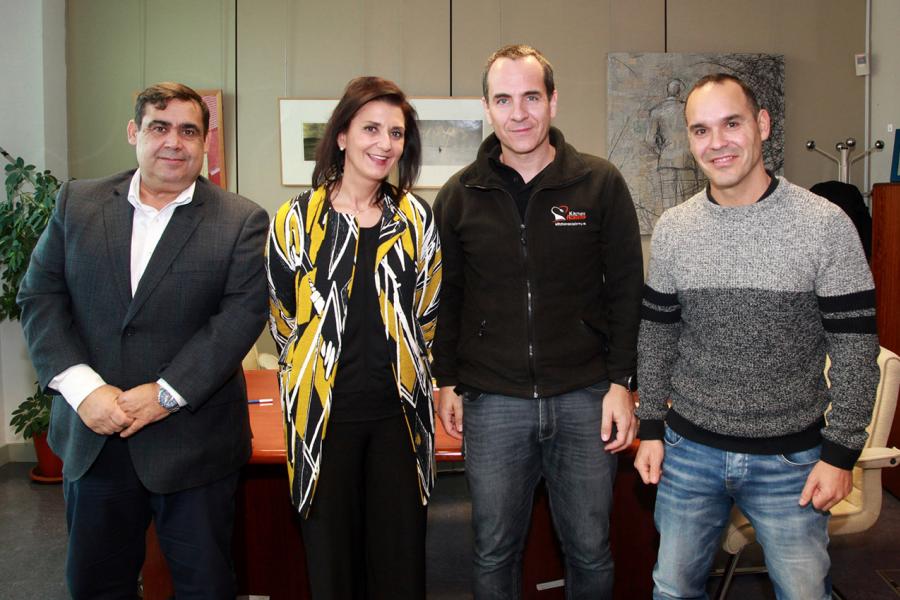 Firmantes posan tras la firma