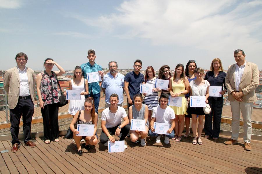 Entrega de Diplomas LaborESO 2017 - Imagen de un posado conjunto de las autoridades y todos los premiados.