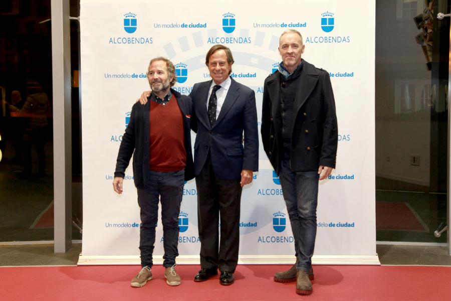 Preestreno de la Película "Las Furias" en el Centro de Arte -  El alcalde con los directores.