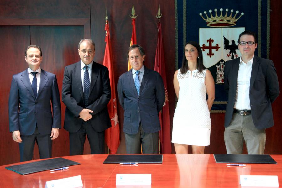 Firmantes posan tras la firma