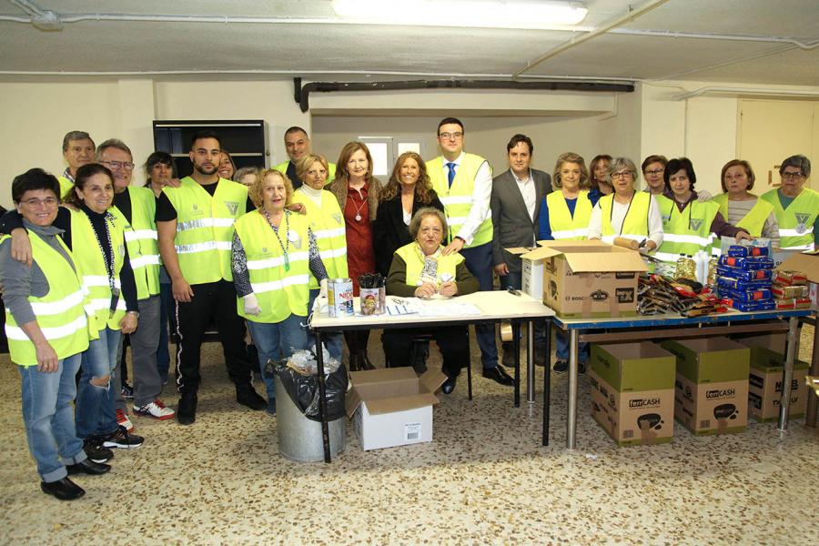 Visita a Voluntarios Llenamos la Despensa -  Posado de los miembros de la corporación municipal con el numeroso grupo de voluntarios.