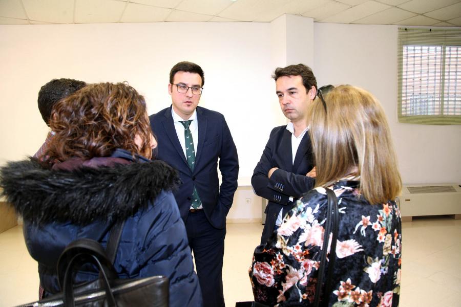 Delegación municipal charla durante la visita