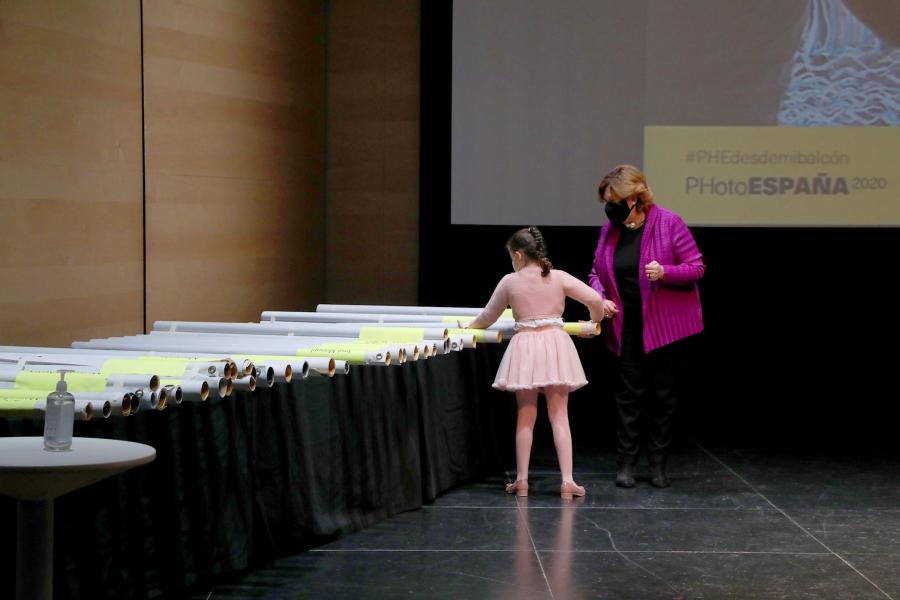 Entrega de Lonas Expo #PHEdesdemibalcon PHotoESPAÑA - Imagen de la concejala de cultura Rosario Tamayo junto a una niña en el momento de escoger la lona.
