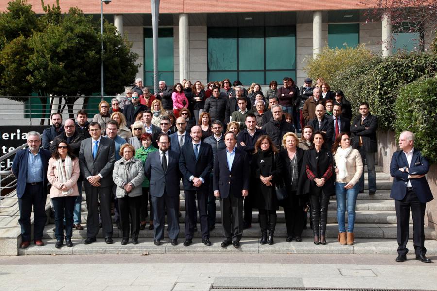 Minuto de Silencio por el Asesinato de la Mujer Víctima de Violencia de Género - Los asistentes  al acto.