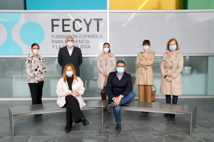 Delegación municipal manteniendo la distancia de seguridad