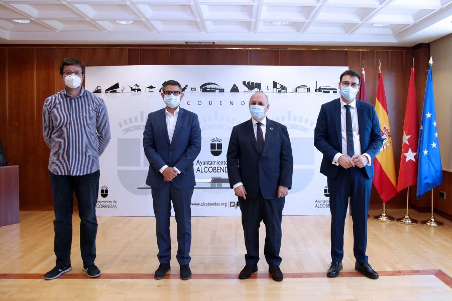 Donación de Mascarillas por parte de Star Tic Innovación - Imagen del alcalde Rafael Sánchez Acera y el vicealcalde Miguel Ángel Arranz posando junto a otras personas.